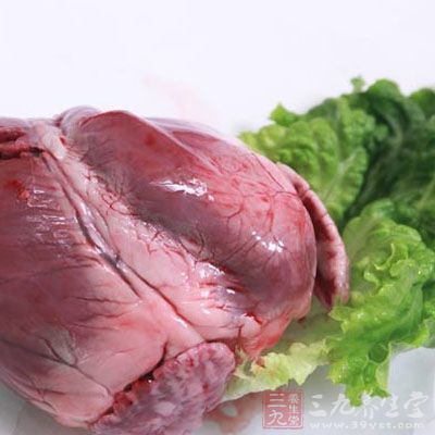 猪心洗净切片，加入莲子肉，用中火炖30分钟