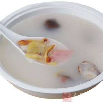 汤水类食物并不包括粥类食物，但这类食物同样具有很好的养胃以及缓解胃痛等功效