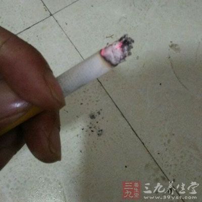 更要远离烟酒，每天保证八杯的饮水量