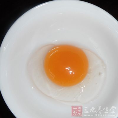 提供全面的营养：孩子的食品，既要有富含维生素和微量元素的蔬菜水果，蛋白质