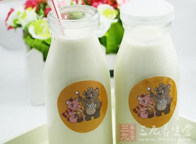 多饮鲜乳及优酪乳等食物