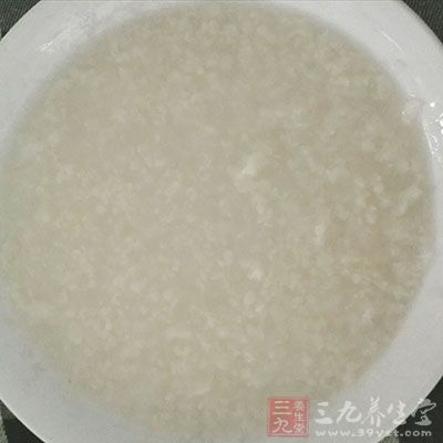 糯米粥：糯米或粳米100g，红枣7枚