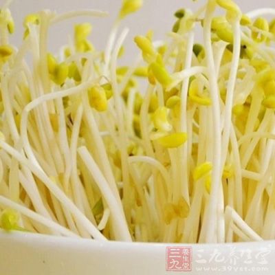 在有益寿延年功效的10种食品中，黄豆及黄芽菜排在第一位