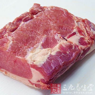 黑猪肉拍松，切成小块，加入盐、料酒、酱油、淀粉拌匀