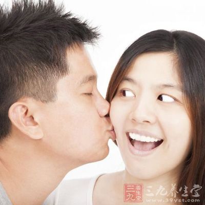 当女人感觉到面前的男人有担当和责任心时，女性特有的矜持会放下