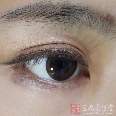 维生素A能增强眼睛在昏暗环境下的视野清晰度