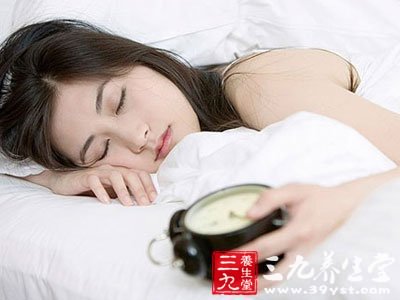 秋季睡眠上早睡早起可防病