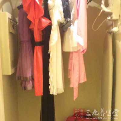 在有重大决定时候衣服颜色的搭配禁忌：上身蓝色、下身白色