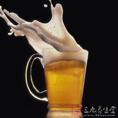 把啤酒(过期不久的也可以)和醋兑在一起，用喷壶喷些雾状水