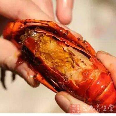 剥：这个季节的龙虾中黄很多，味道鲜美乃是龙虾中的佳品