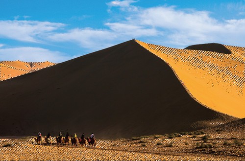 提高反差打造广阔的沙漠美景