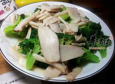 鸡腿菇炒西兰花.jpg