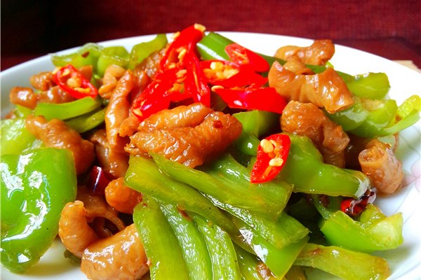 肥肠在锅里翻炒,随着时间颜色变深,慢慢炒出肥肠的香味,大概七八成熟