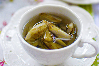 4,加入白萝卜块,枸杞,盐和椒粉拌匀,继续煮至羊肉和白萝卜软烂成熟