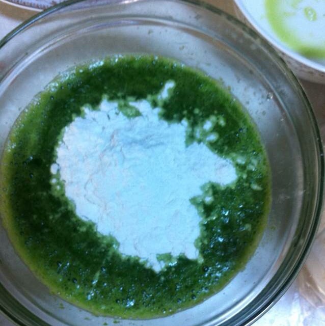 青菜榨汁,面粉拌入调匀