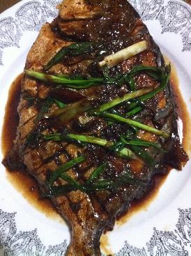 红烧菜品做好吃红烧鲳鱼做好吃粽叶装饰鲳鱼图片