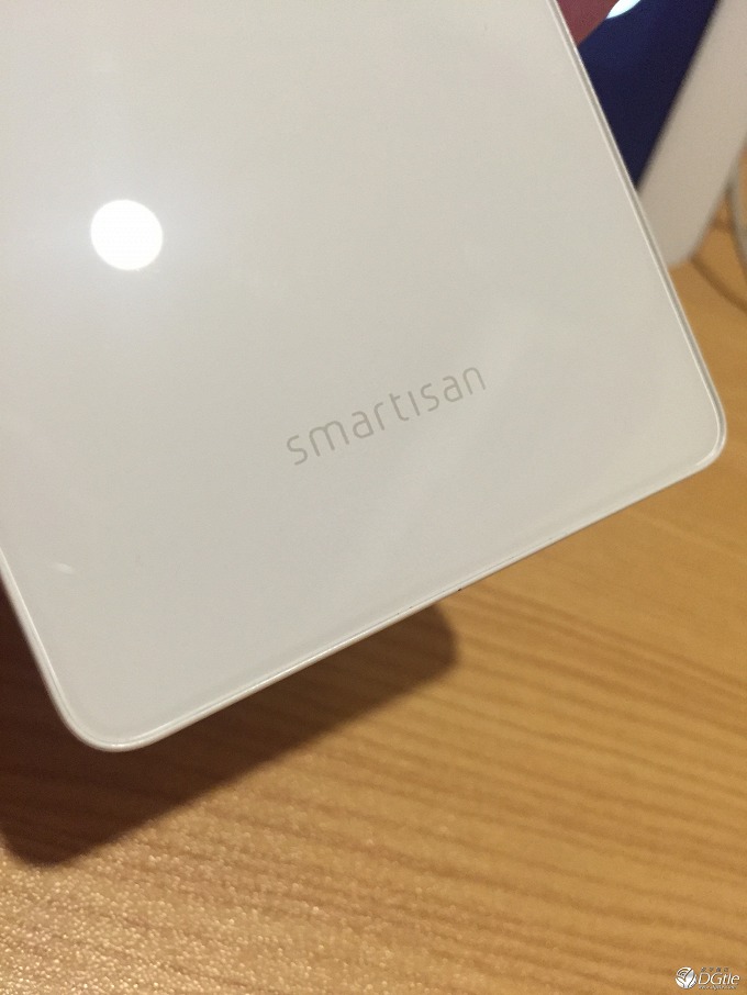 东半球最好看的手机 Smartisan T1白色版开箱体验