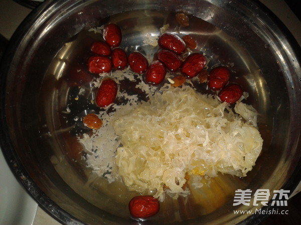 电饭煲不仅可以煮饭熬粥煲汤,而且还可以煲养颜汤水,这次试煲了桂圆红枣银耳汤,选择的是电饭煲的煲汤功能,时间刚开始设定为1个小时,后来追加1个小时,总共2个小时,煲出来的汤水非常清甜,汤水的原汁原味保持得很好;如果想喝更粘稠的银耳汤,时间上还可再延长一两个小时,味道都是很好的。桂圆红枣银耳汤的功效众所周知,其具有的养颜补血安神功效也是比较好的,女性朋友平时可多饮用哦,希望每个人的气色都棒棒哒! 食材明细 30克银耳;25克桂圆肉;6个红枣;100克冰糖;口味甜味;工艺煲;耗时数小时;难度普通;