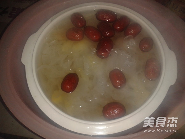 电饭煲不仅可以煮饭熬粥煲汤,而且还可以煲养颜汤水,这次试煲了桂圆红枣银耳汤,选择的是电饭煲的煲汤功能,时间刚开始设定为1个小时,后来追加1个小时,总共2个小时,煲出来的汤水非常清甜,汤水的原汁原味保持得很好;如果想喝更粘稠的银耳汤,时间上还可再延长一两个小时,味道都是很好的。桂圆红枣银耳汤的功效众所周知,其具有的养颜补血安神功效也是比较好的,女性朋友平时可多饮用哦,希望每个人的气色都棒棒哒! 食材明细 30克银耳;25克桂圆肉;6个红枣;100克冰糖;口味甜味;工艺煲;耗时数小时;难度普通;