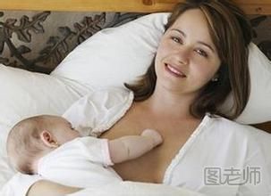 母乳喂养注意事项：两边乳房换着喝奶