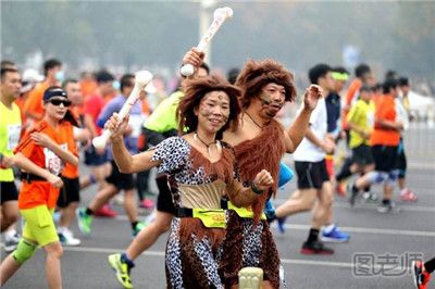 女生戴银发穿纸尿裤跑马拉松  跑马拉松要注意什么