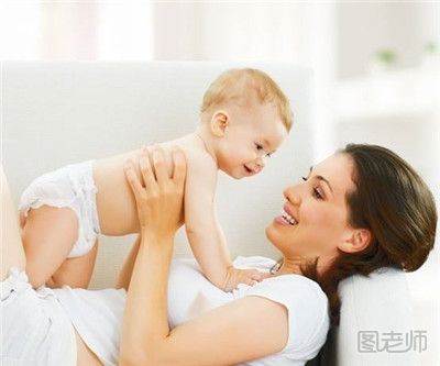 baby怀抱小海绵母爱满满出镜跑男 抱宝宝时要注意什么