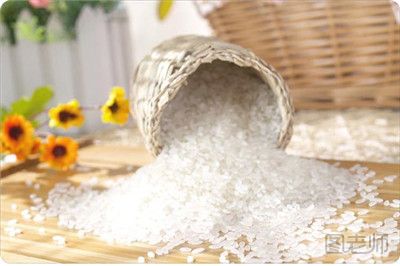 女子购买到“塑料大米”燃烧后成坨状 怎样选购大米