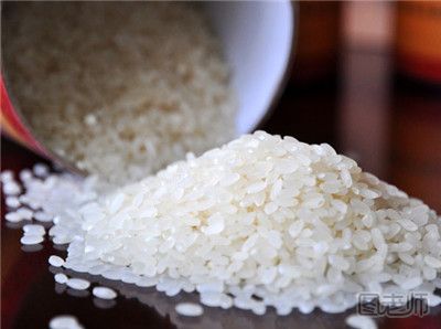 女子购买到“塑料大米”燃烧后成坨状 怎样选购大米