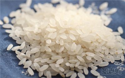 女子购买到“塑料大米”燃烧后成坨状 怎样选购大米