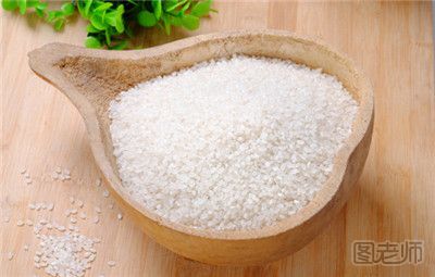 女子购买到“塑料大米”燃烧后成坨状 怎样选购大米