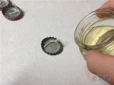 如何将瓶盖变成小蜡烛 瓶盖蜡烛制作方法
