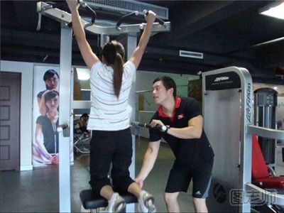 女子微信健身教练竟是工人 选择健身教练时要注意什么