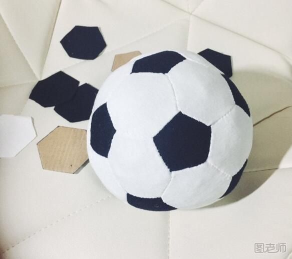 怎么用废旧衣服制作一个简单布艺足球