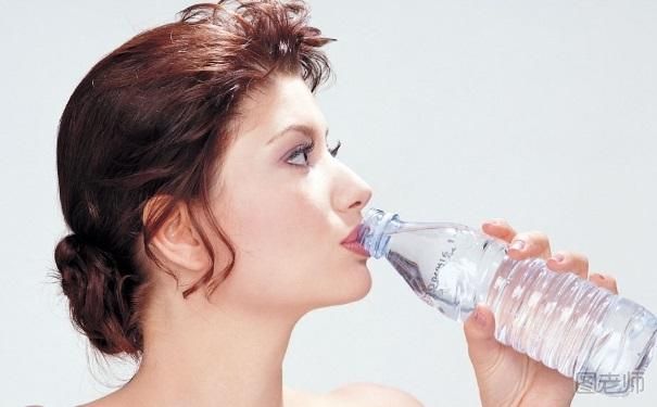 喝水减肥法真的有效吗？喝水减肥每天至少喝多少？