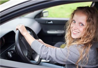 女司机开车操作不当酿制悲剧！ 安全驾驶从哪些方面开始？