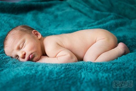 新生儿睡姿有哪些注意事项 如何调整新生儿睡姿
