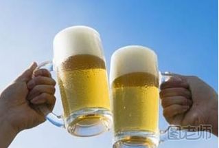 男子学战狼2喝完啤酒喝白酒险些丧命 白酒和啤酒能混合喝吗