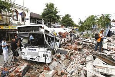 九寨沟地震石块滚落大巴车被砸变形  地震时在车上怎么办