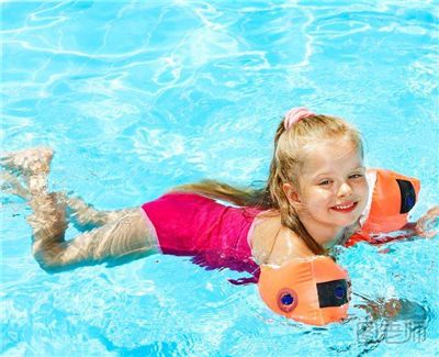 三岁儿童独自游泳险溺亡 夏季带孩子游泳需谨慎！