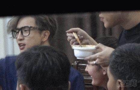 杨幂深夜放毒和薛之谦开心吃火锅 娱乐圈那些爱吃火锅的明星 杨幂深夜放毒和薛之谦开心吃火锅 娱乐圈那些爱吃火锅的明星