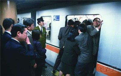 女子上海地铁遇咸猪手痛抽老色狼 地铁遇色狼该怎么办