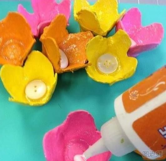【废物利用】如何用废弃蛋托制作花朵装饰画