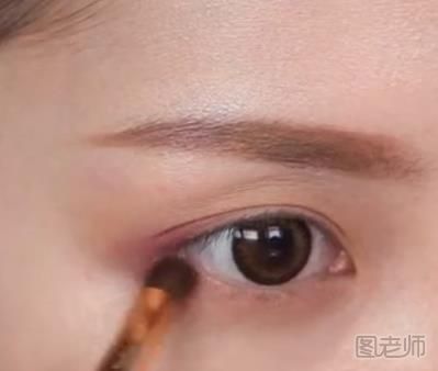 粉色梦幻妆容图解教程 梦幻粉色妆容图解教程