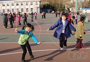 小学生跳绳的好处：帮助小学生确立方位感