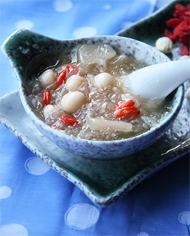 秋季养生佳品 银耳莲子汤的做法