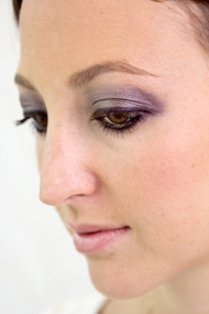 如何画烟熏妆 紫色烟熏妆化妆技巧