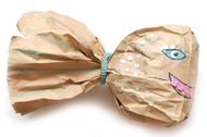 废物利用小制作 纸袋变身可爱的鱼