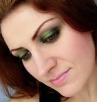夏季优雅清新妆容 绿色眼影的简单画法