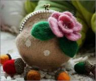 diy羊毛毡手工制作冬季甜美扣扣包