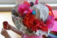 用报纸、皱纹纸DIY制作的可爱花环公主帽
